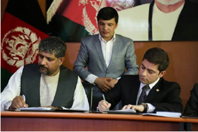 وزارت فواید عامه  دو پروژه سرک‌ سازی را به ارزش یک میلیارد افغانی  امضا کرد